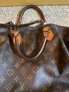 lot 166 image: Wow Another Fantastic Louis Vuitton Purse - Needs Repair Shown In Pics