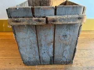 lot 181 image: ANTIQUE WOOD CRATE