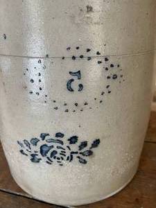 lot 179 image: BEAUTIFUL RARE LARGE REVERSE 5 STONEWARE CROCK - GREAT CONDITION