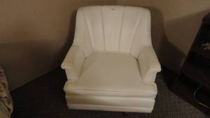 lot 182 image: Vintage White Vinyl Pontiac Chair Swivels