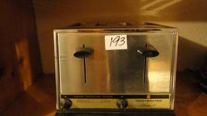 lot 193 image: Vintage Toast Master Hostess IV