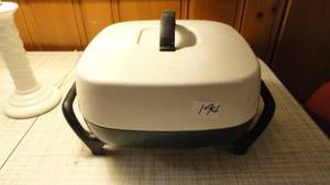 lot 194 image: West Bend Electric Pan