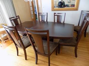 lot 1 image: Broyhill Furniture Table With Leaf & 7 Chairs