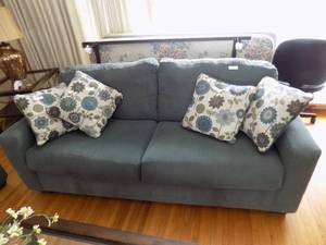 lot 4 image: Couch With 4 Pillows