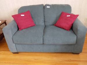 lot 7 image: Loveseat With 2 Pillows