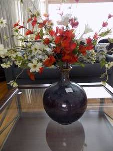 lot 9 image: Decorative Vase