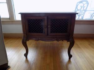 lot 20 image: Vintage End Table