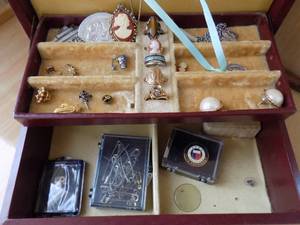 lot 72 image: Jewelry Box