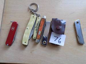 lot 76 image: Misc. Pocket Knives
