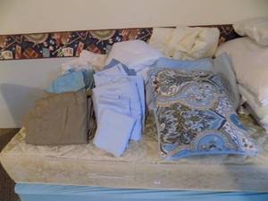 lot 150 image: Lot of Sheets & Comforters