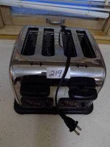lot 219 image: Hamilton Beach 4 Spot Toaster