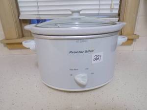 lot 221 image: Proctor Silex Crock Pot
