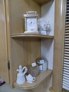 lot 227 image: Lot of Knickknacks