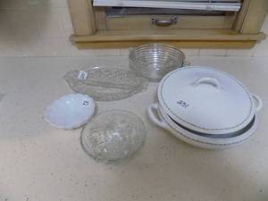 lot 231 image: Lot of Serving Bowls & Relish Tray