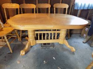 lot 311 image: Oak Table With 6 Chairs & 2 Leaves