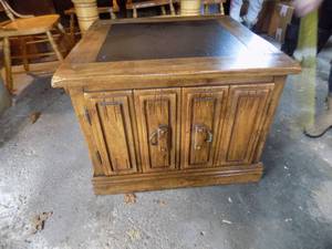 lot 312 image: Wooden End Table With 2 Doors
