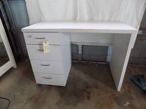 lot 326 image: Wooden Desk 4 Drawers
