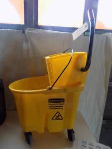 lot 329 image: Rubbermaid Mop Bucket