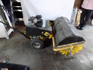 lot 338 image: Power Sweeper 5hp Briggs & Stratton