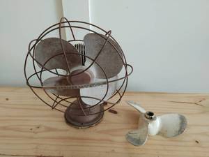 lot 176 image: Vintage Fan And Prop