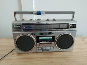 lot 190 image: Vintage Panasonic Radio