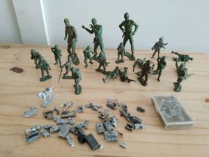 lot 204 image: Collection Of Vintage Army Men