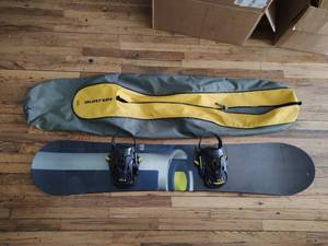 lot 3 image: Burton Bullet 59Mission Si Snowboard with Bag