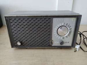 lot 147 image: Zenith Radio