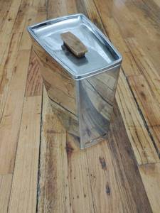 lot 201 image: Vintage Lincoln Beauty ware Flour Container