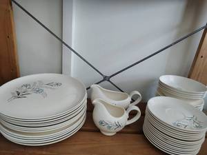 lot 207 image: Vintage Taylor Smith China Set