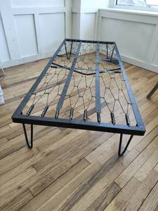 lot 17 image: Vintage Mid-Century Modern Hairpin Daybed