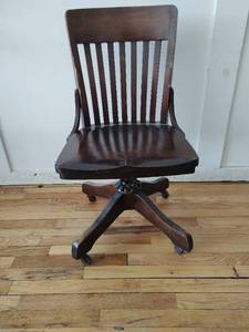 lot 29 image: Vintage Wood Office Chair on Casters