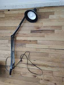 lot 31 image: Vintage Adjustable Clamp-On Desk Lamp