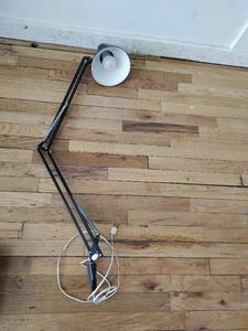 lot 32 image: Vintage Adjustable Clamp-On Desk Lamp