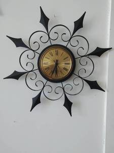 lot 37 image: Vintage Wall Clock