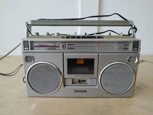lot 38 image: Vintage Panasonic Radio