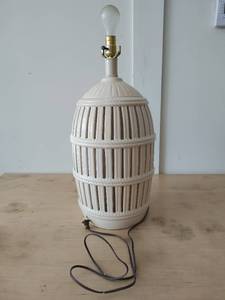 lot 43 image: Vintage Barrel Style Table Lamp