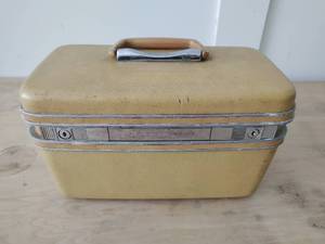 lot 53 image: Vintage Samsonite Suitcase