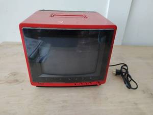 lot 9 image: RCA XL100 TV