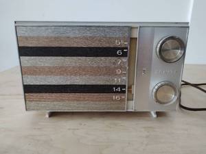 lot 113 image: Zenith Radio