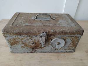lot 116 image: Atwater Kent Radio Metal Box