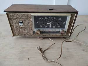 lot 127 image: Philco Radio
