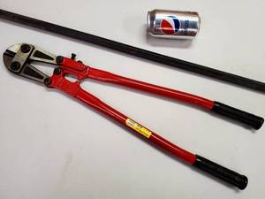 lot 61 image: 24 Bolt Cutters and Pry Bar