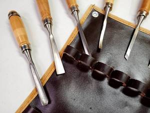 lot 65 image: Very Nice Woodworking Chisel Set