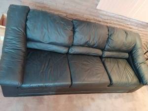 lot 25 image: Klaussner Faux Leather Couch