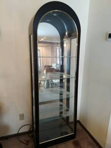 lot 30 image: Lighted Glass Curio Cabinet