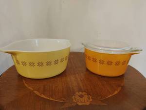 lot 7 image: Vintage Pyrex Casserole Dishes