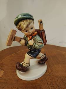 lot 11 image: The Little Architect Hummel by Goebel