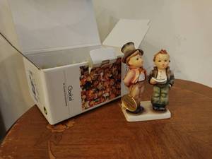 lot 14 image: Duet Hummel by Goebel
