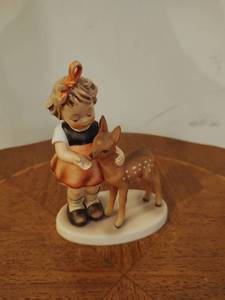 lot 107 image: Friends Hummel by Goebel